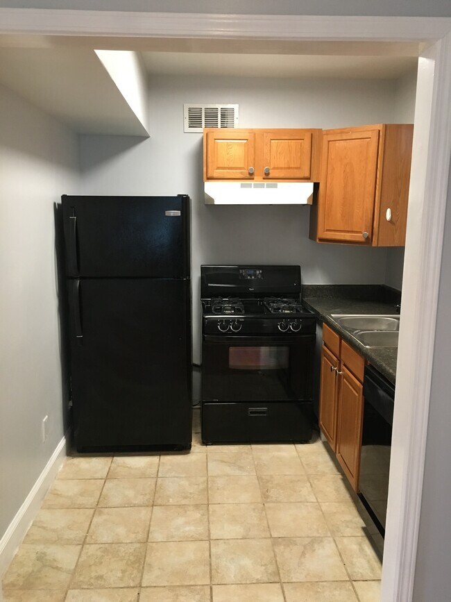 Kitchen - 208 Kirkwood Rd NE