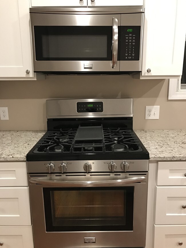 Stove and Microwave - 34 Harris St