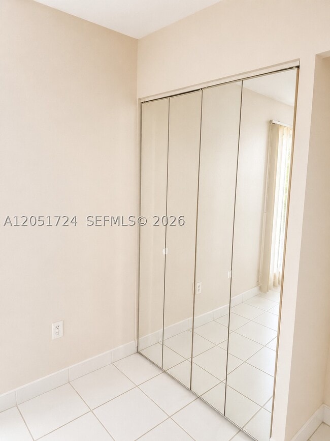 Building Photo - 10738 N Kendall Dr
