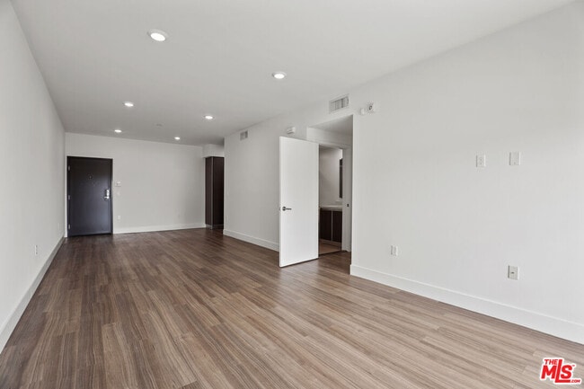 Building Photo - 1338 N Formosa Ave