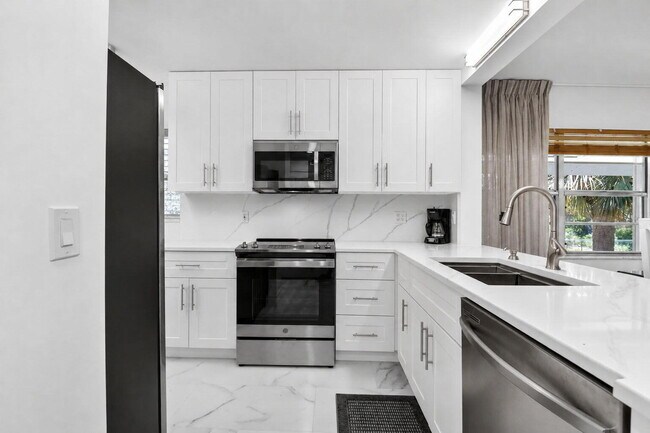 Building Photo - 2975 SW 22nd Ave