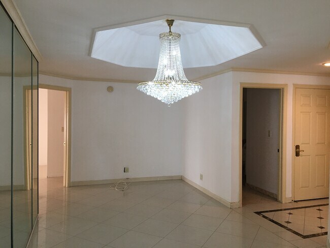 Foto del edificio - 10475 Ashton Ave