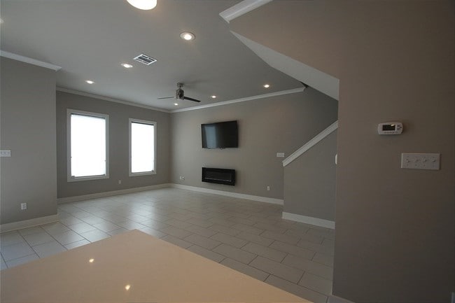 Building Photo - Rental in Lake at Anselmo
