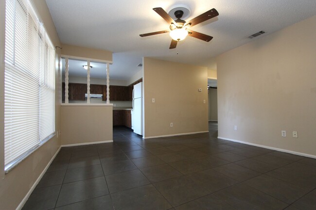 Building Photo - Available NOW! 2 bedroom 2 bath Semoran Club.