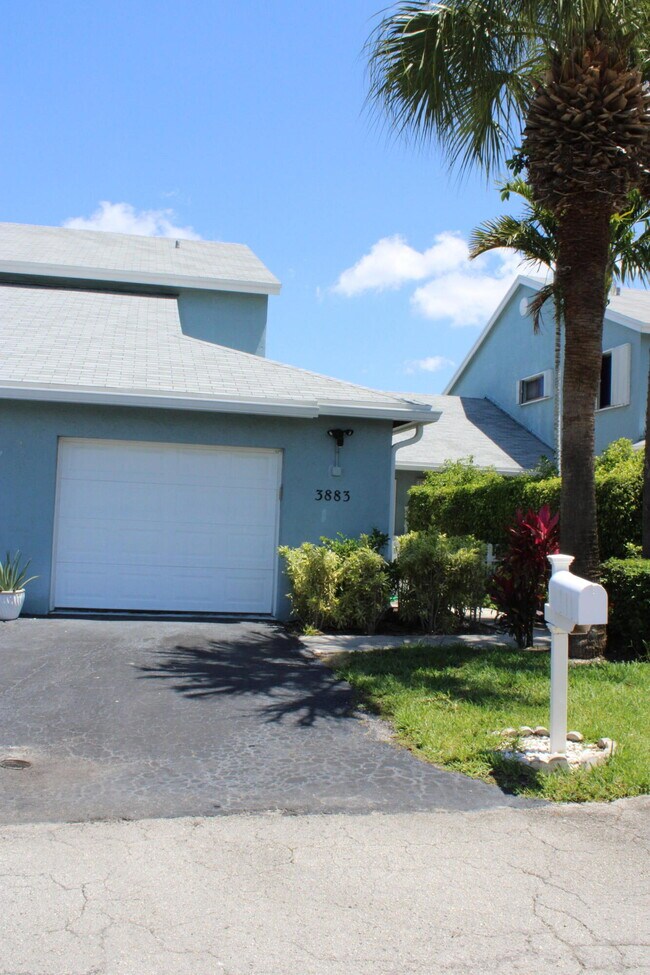 Building Photo - 3883 Island Club Cir W