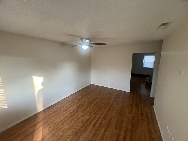 Foto del edificio - 5121 Elton Ct