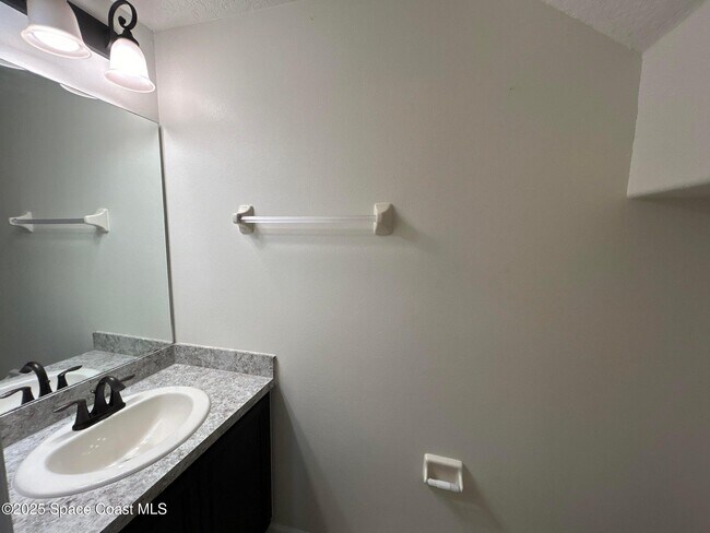 Foto del edificio - 1334 Lotus St SE