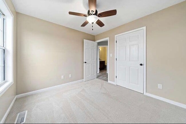 Building Photo - 307 Man O War Dr