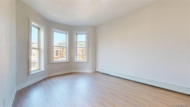 Building Photo - 549 Ashford St