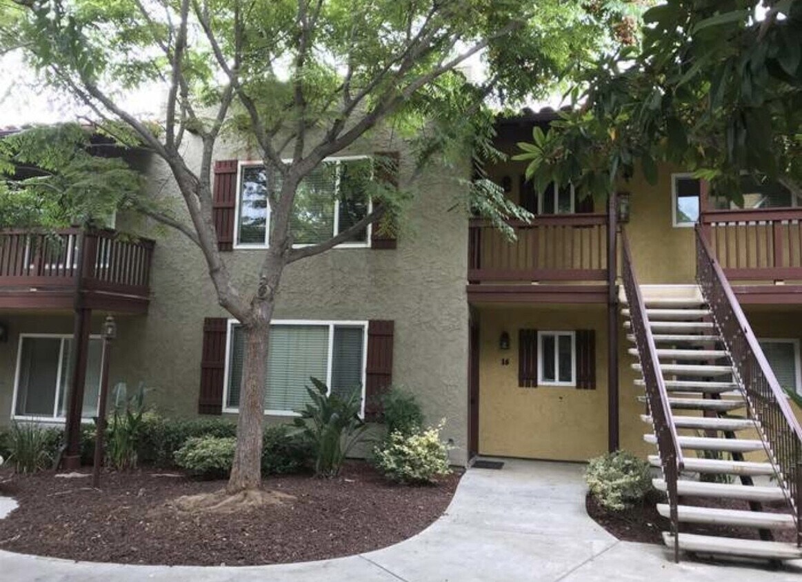Primary Photo - 1000 Estes Street, Unit 1