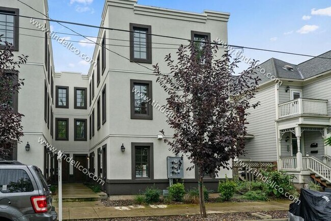 Foto del edificio - Sleek 3-Level Townhome in Hosford-Abernethy – Pet Friendly with W/S/G Included!
