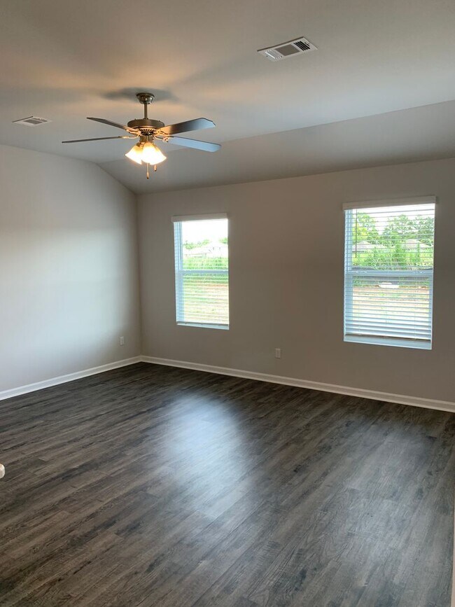 Building Photo - GET IT NOW!   New Three Bedroom | Two Bath Home in Cherokee Bend