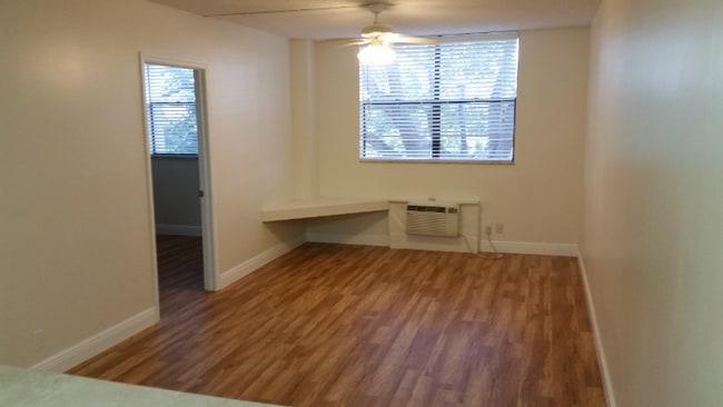 Building Photo - 2501 Riverside Dr