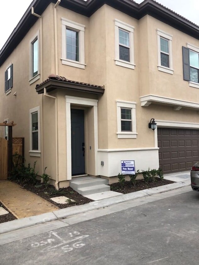 Foto principal - Newer 3 Bedroom 2.5 Bath in Mountain House