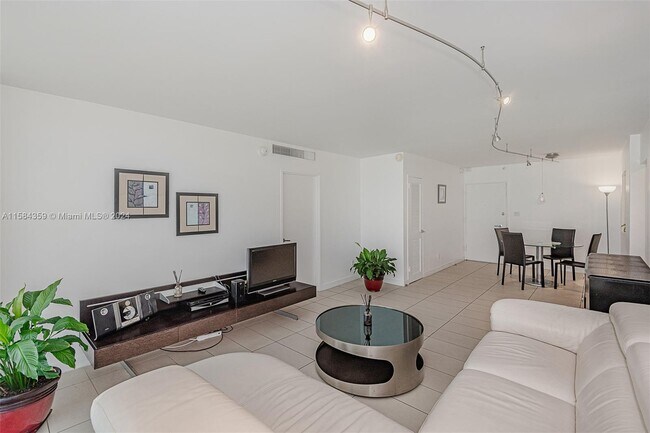 Building Photo - 5151 Collins Ave