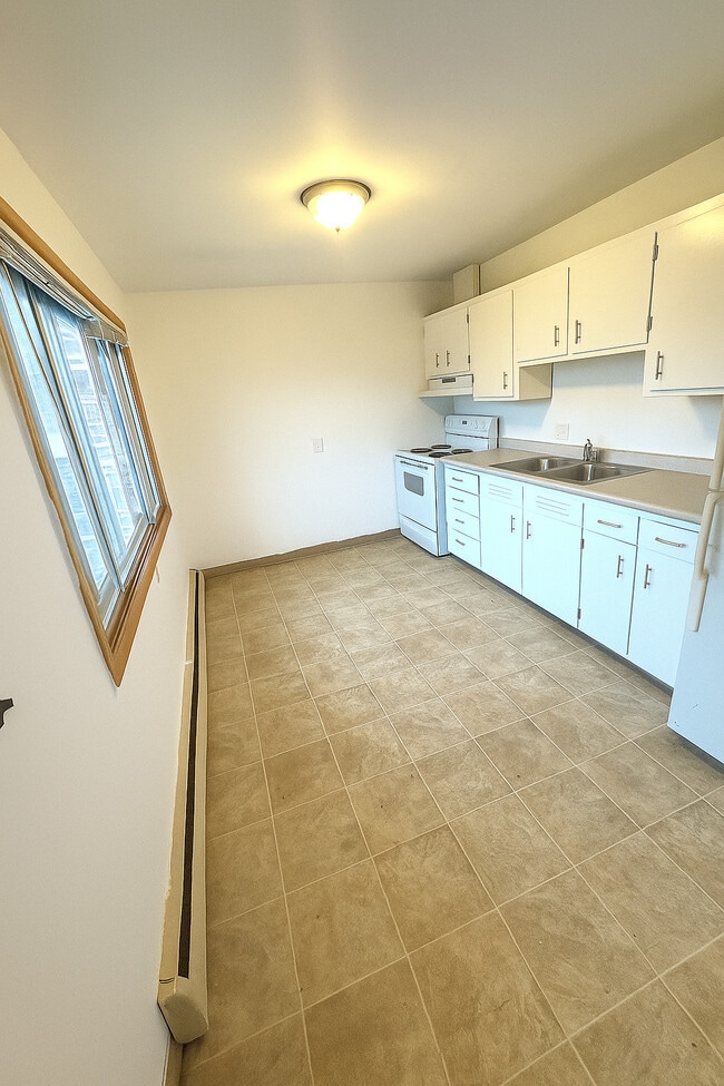 Building Photo - Lake Point Drive Apartments