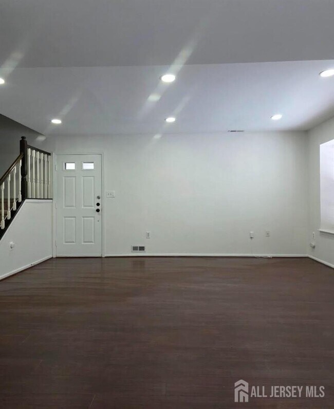 Foto del edificio - 90 Almond Dr