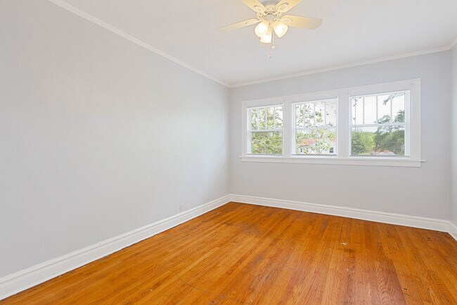 Foto del edificio - 320 W 16th St