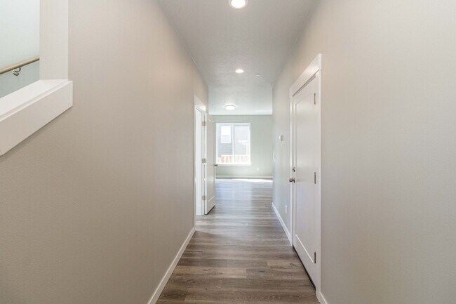 Foto del edificio - Move In Ready 3 Bedroom 2.5 Bathroom with Central Air Conditioning - Convenient Camas Location