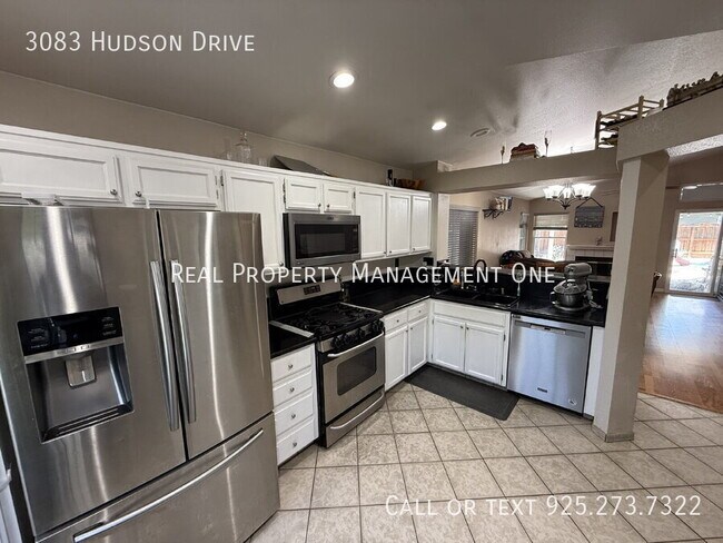 Foto del edificio - 3083 Hudson Dr
