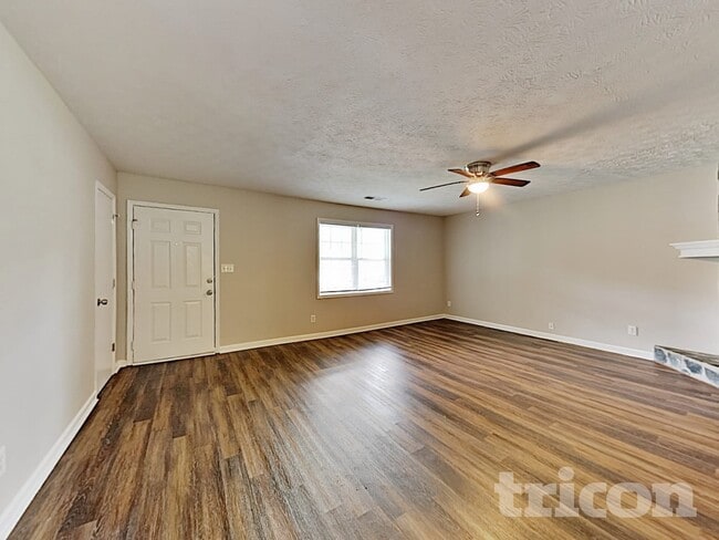 Building Photo - 211 Robin Ln