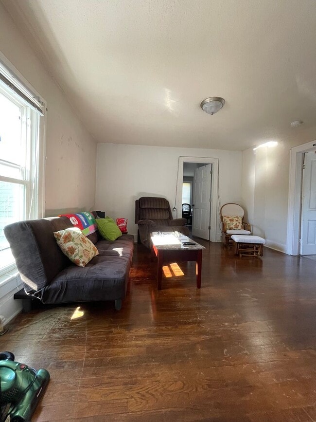Building Photo - 3 Bedroom Apartment in Great Location.