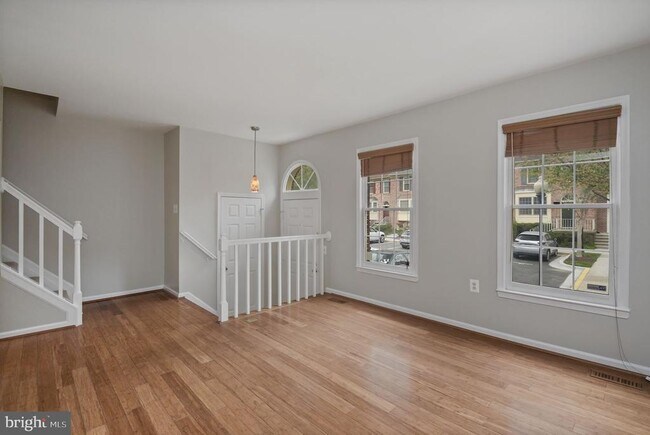 Foto del edificio - 10500 Grove Ridge Pl