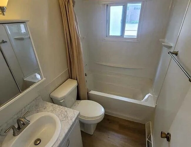 Building Photo - 1403/1405 Daley Avenue