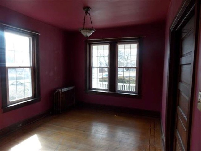 Building Photo - 627 N George St