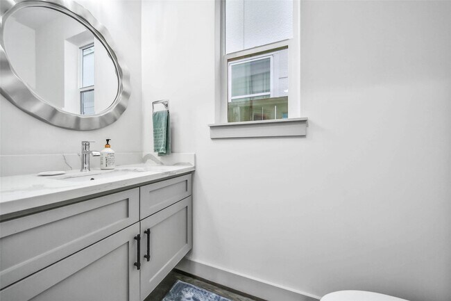 Building Photo - 1205 E 28th St