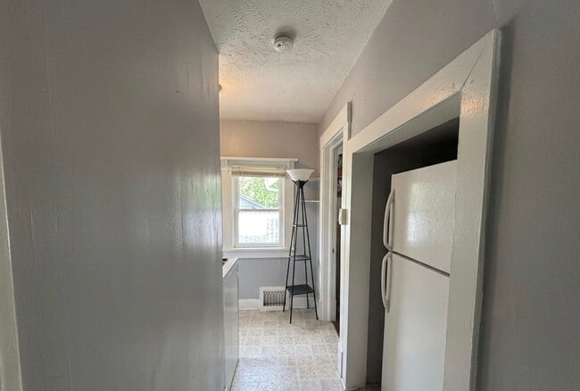 Building Photo - Cozy 1 Bedroom Apartment close to Aggieville!