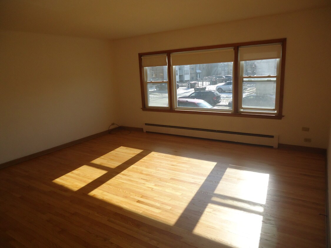 Living Room - 4950 GREENWOOD St