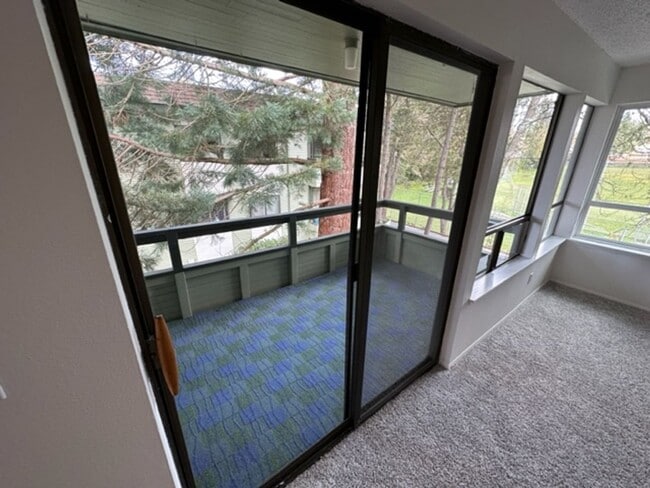 Foto del edificio - Large Open And Bright 2bd 1.75 Bath Condo in Shoreline!