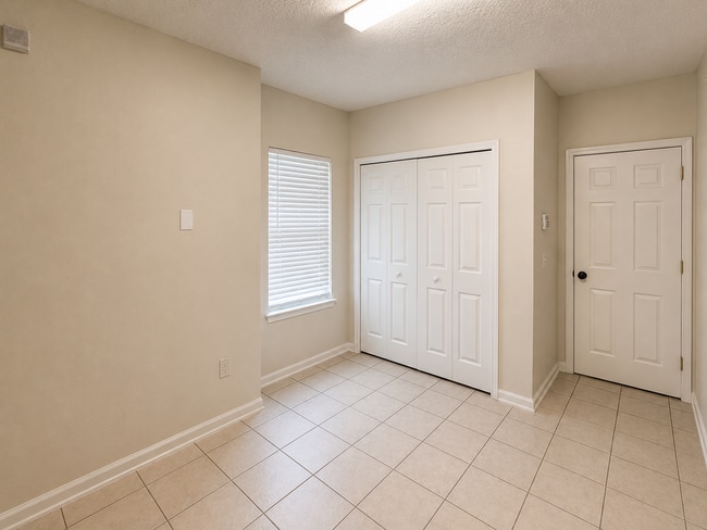 Building Photo - Spacious Townhome in North St. Augustine