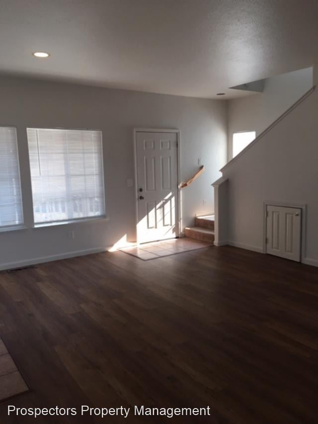 Building Photo - 4 br, 2.5 bath House - 9290 Wren Ave