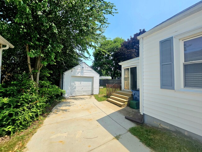 Building Photo - 348 Lakeview Ave