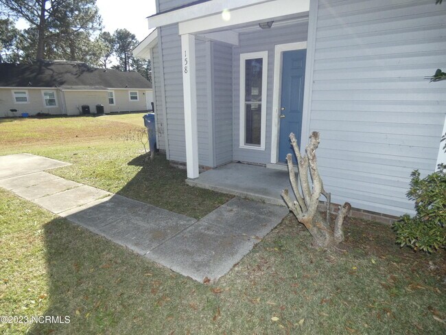 Building Photo - 158 Village Cir