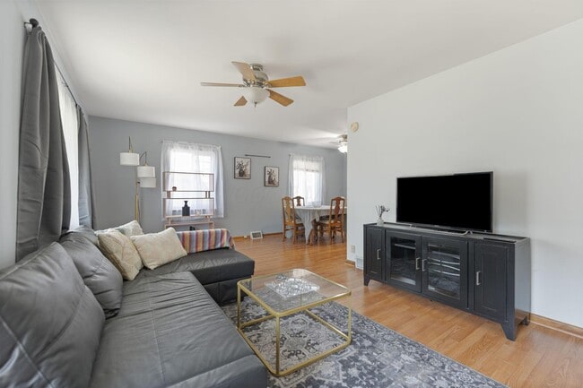 Building Photo - 422 E Whittier St