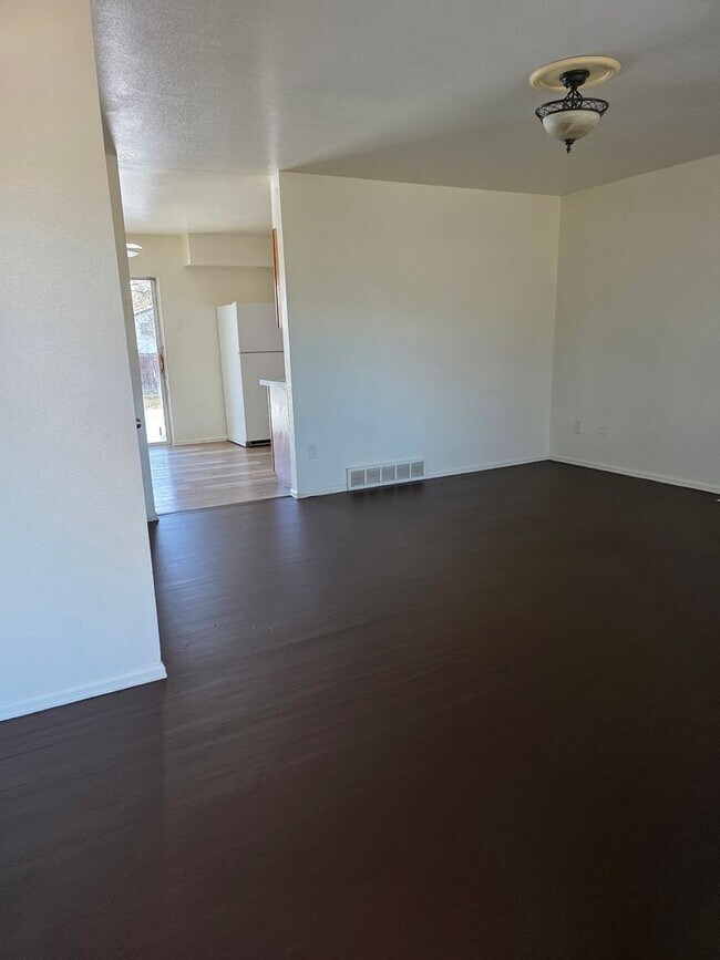 Foto del edificio - Large 4 Bed Home Available