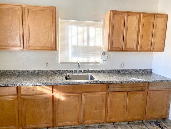 Building Photo - 2 br, 1 bath House - 2524 E Grant Ave