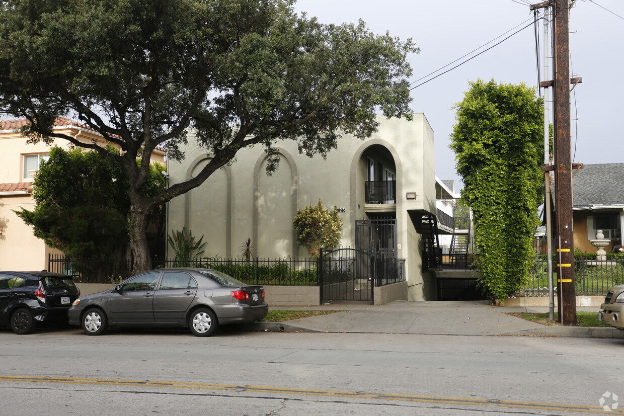 Edificio - 725 N Raymond Ave