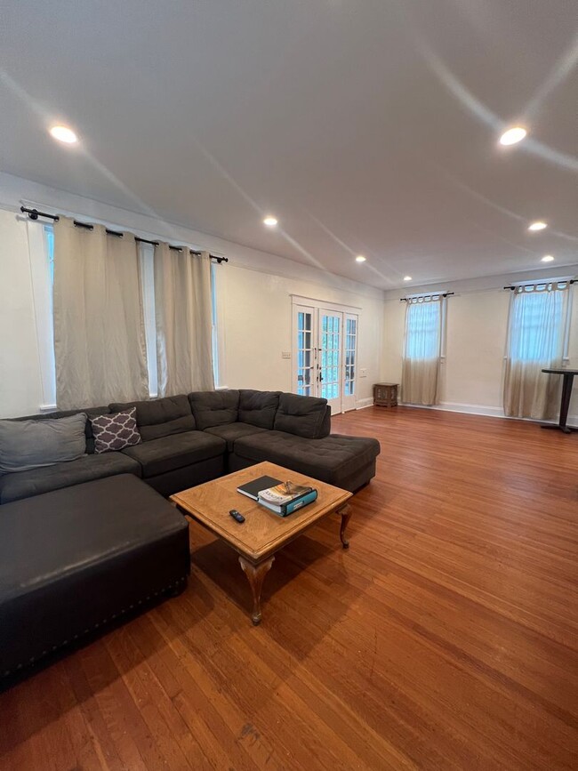 Foto del edificio - Renovated 3 Bedroom on Broadway!