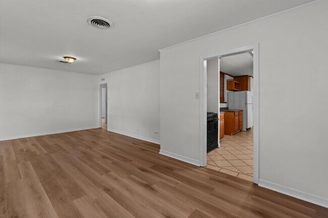 Building Photo - 826 Martha Ln