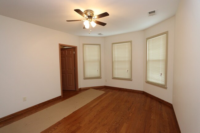 Foto del edificio - 2040 N Laramie Ave