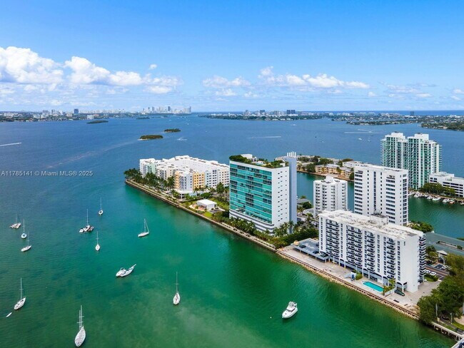 Foto del edificio - 7934 West Dr