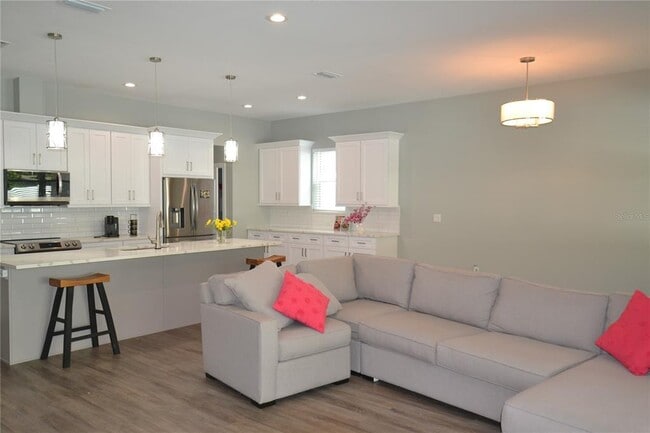Building Photo - 281 Diogenes St