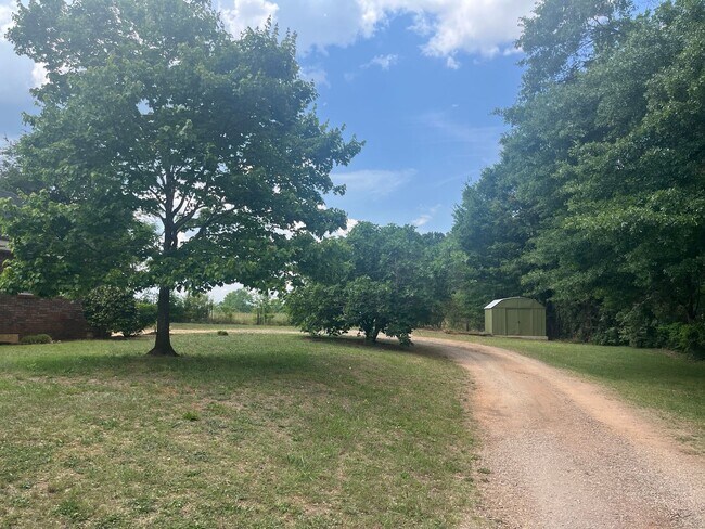 Foto del edificio - Spacious Living Near UGA in Desirable Oconee County!