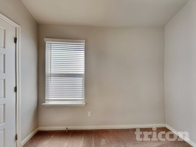 Foto del edificio - 5803 Zoey Wy