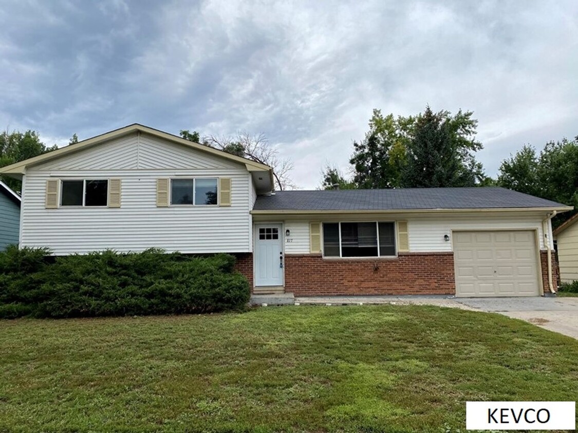 Primary Photo - Huge House Near City Park, Great Layout