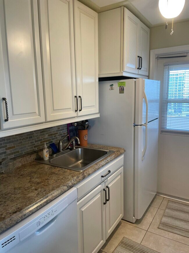 Building Photo - 3640 N Ocean Dr
